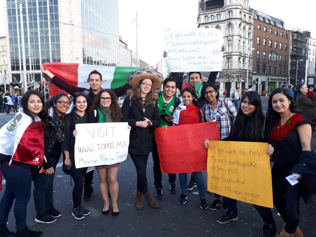 Mexicanos en Dublin apoyando